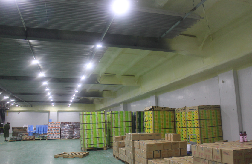 安裝一個(gè)2000平冷藏庫，冷凍庫